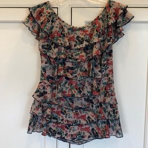 Sleeveless ruffled blouse with floral pattern
